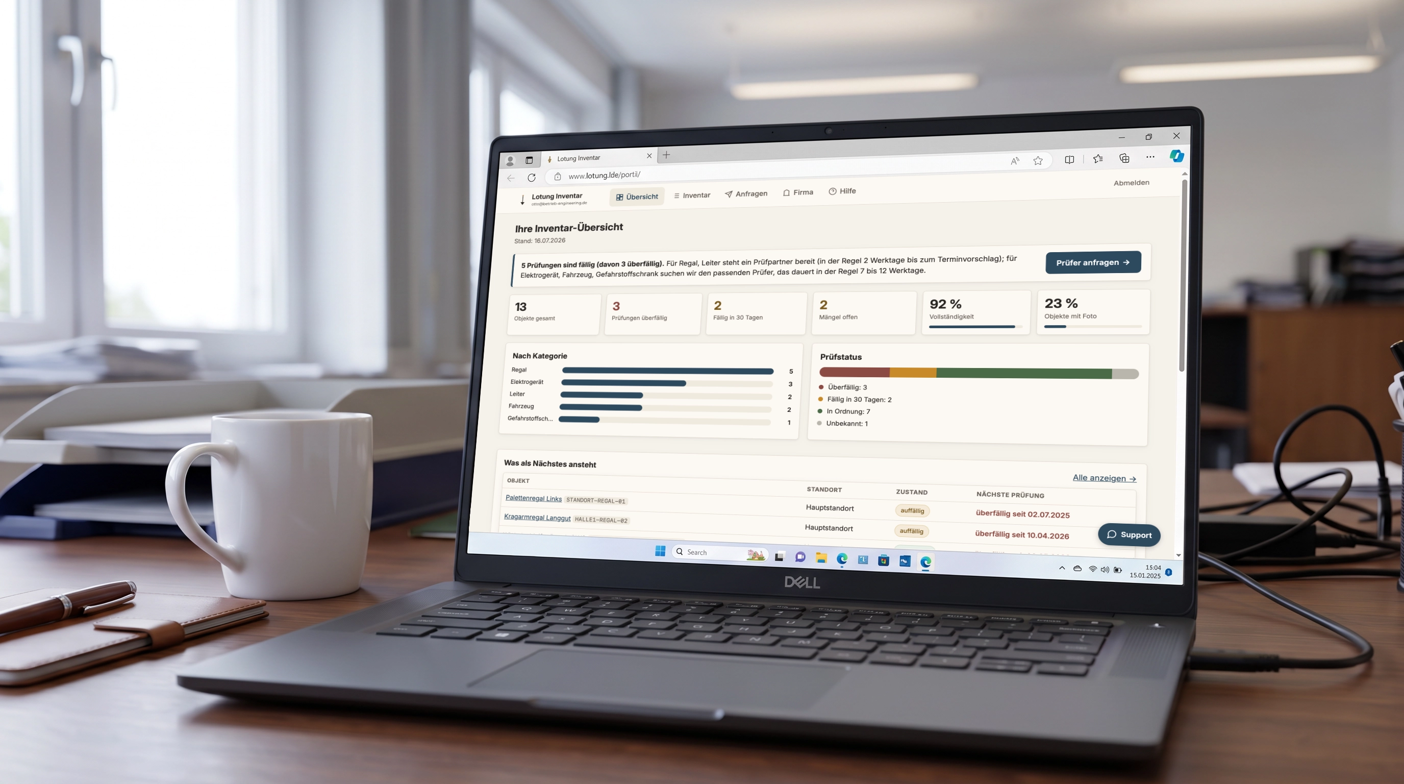 Laptop im Büro mit dem Inventarportal-Dashboard: Kennzahlen und Fälligkeits-Ampel für anstehende Prüfungen