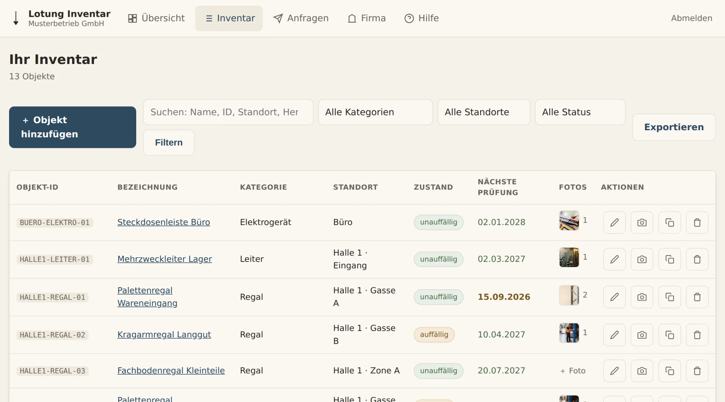 Inventarliste im Portal: Tabelle mit Objekt-Kennung, Bezeichnung, Kategorie, Standort, Zustand, nächstem Prüftermin und einem Foto-Miniaturbild je Zeile, überfällige Termine in Rot