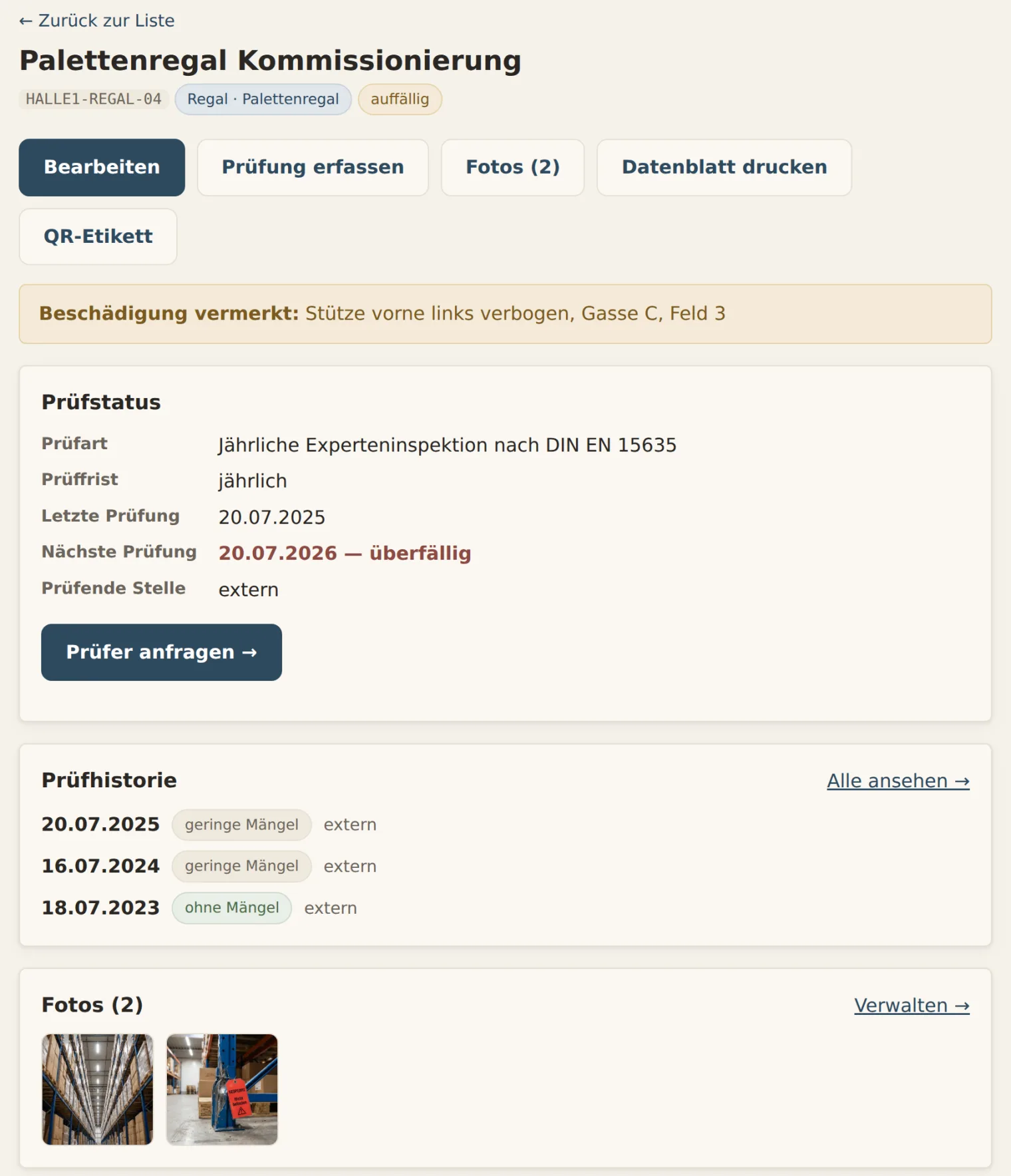 Objektseite eines Palettenregals im Portal: Beschädigungsvermerk, Prüfstatus mit überfälligem Termin, Prüfhistorie aus drei Jahren, zwei Fotos und die technischen Objektdaten mit Fach- und Feldlast